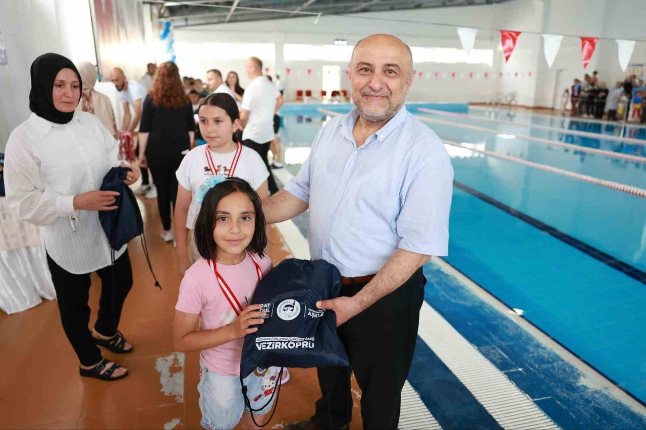 YARIŞMALARA KATILAN MİNİK SPORCULARA ÇEŞİTLİ HEDİYELER VE KATILIM BELGELERİ TAKDİM...