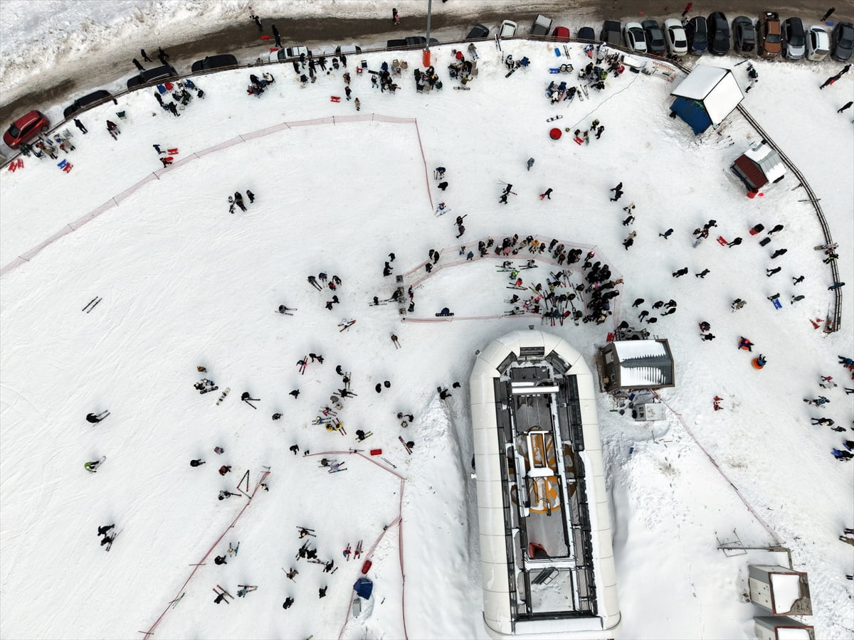 Yarıyıl tatilinin son gününde, Ilgaz Dağı’nda bulunan Yurduntepe Kayak Merkezi'nde ziyaretçi...