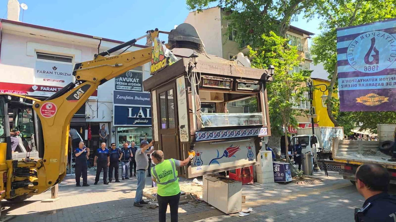 YAŞANAN TARTIŞMALAR SIRASINDA POLİS EKİPLERİ BÖLGEDE GÜVENLİK ÖNLEMLERİNİ ARTIRIRKEN, ZAMAN ZAMAN...
