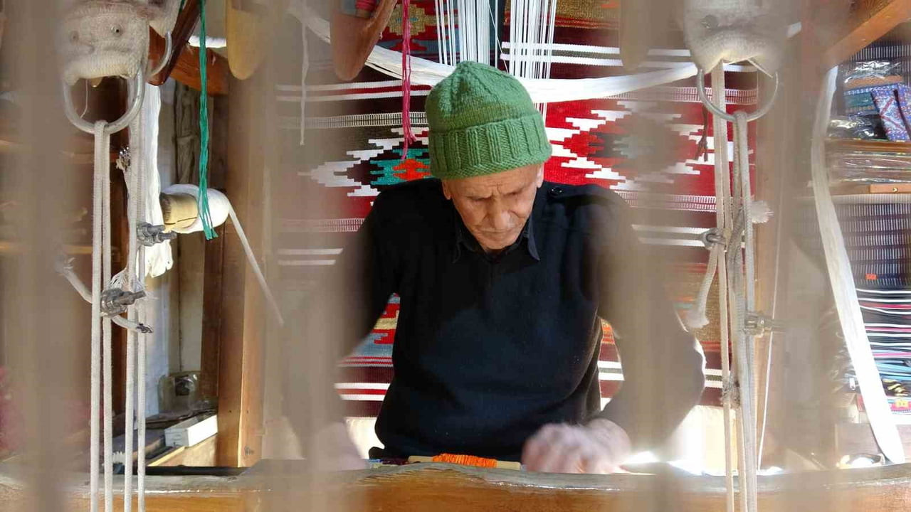 YAŞAR ERBİL, HENÜZ 8 YAŞINDA DOKUMAYA BAŞLADIĞI ANTEP KİLİMİNİ GELECEK KUŞAKLARA AKTARMAK İÇİN 80...