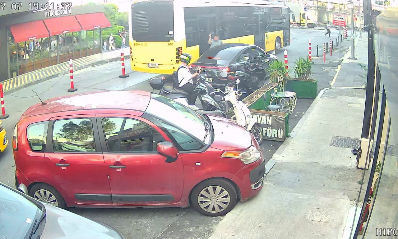 YAYANIN OTOBÜS İLE OTOMOBİLİN ARASINDA KALDIĞI ANLAR GÜVENLİK KAMERASINA YANSIDI.