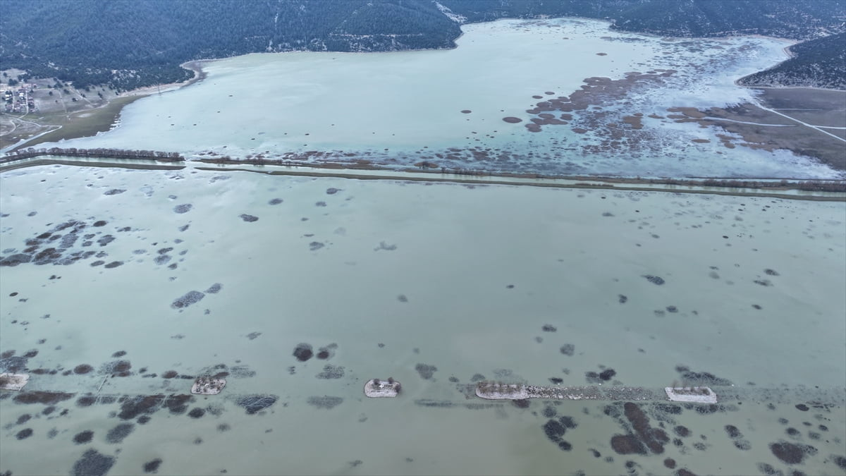 Yaz aylarında kuruyan Antalya'nın Elmalı ilçesindeki Avlan Gölü, kentte son günlerde etkili olan...