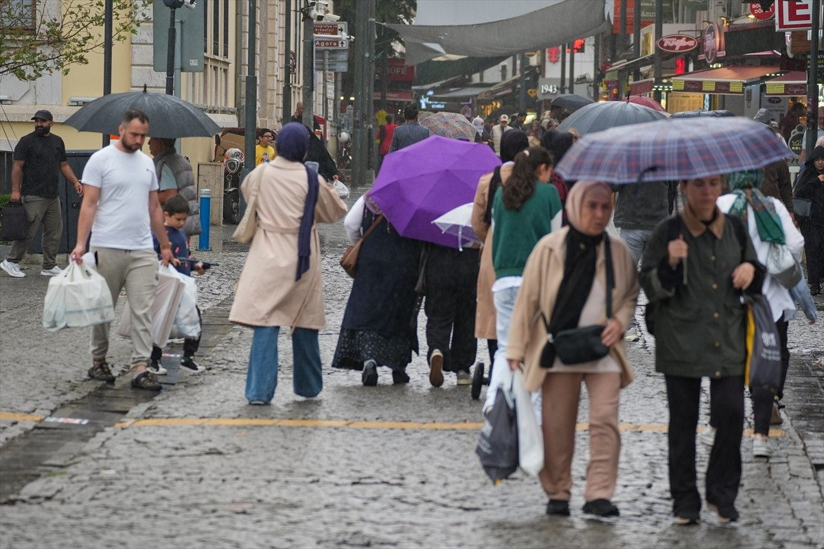 Yaz aylarını kurak geçiren İzmir, 121 gün sonra yağmura kavuştu.