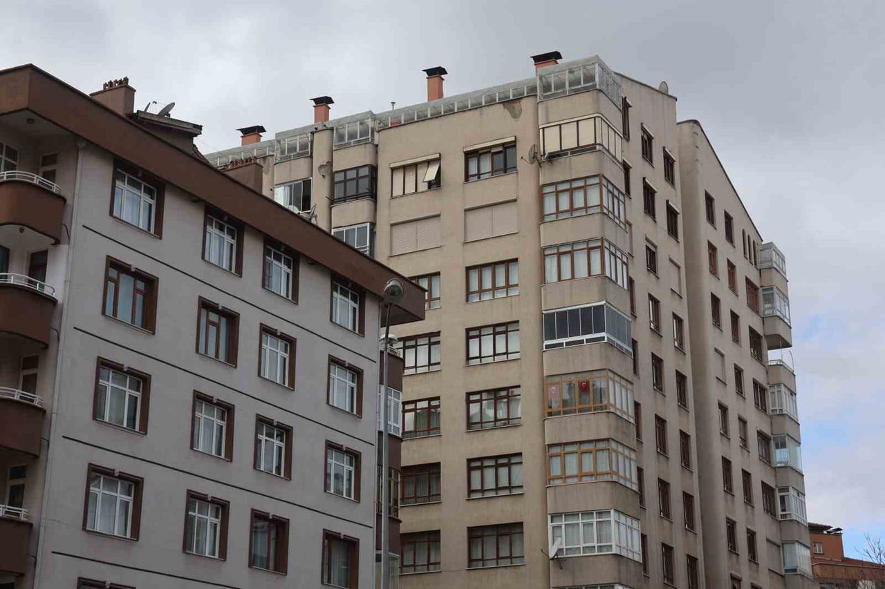 YAZ AYLARININ YAKLAŞMASIYLA BİRLİKTE KONYA’DA GAYRİMENKUL PİYASASINDA HAREKETLİLİK ARTARKEN...