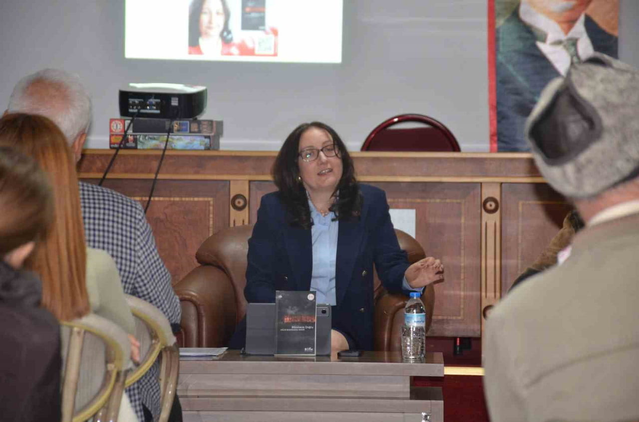 YAZAR HÜLYA BAŞARANGİL DEMİR, BİLECİK'TE OKUYUCUYLA BİR ARAYA GELDİ