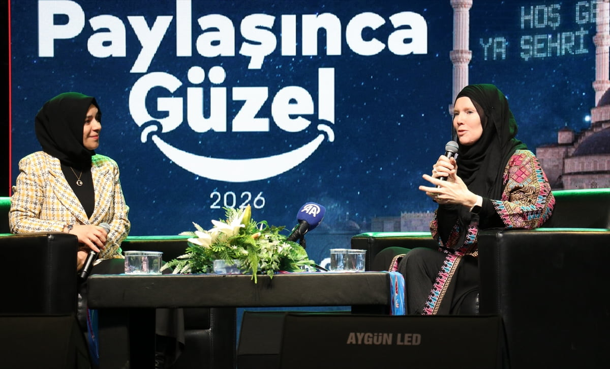 Yazar Jenny Molendyk (sağda), Trabzon'da ramazan etkinlikleri kapsamında düzenlenen "İslam...