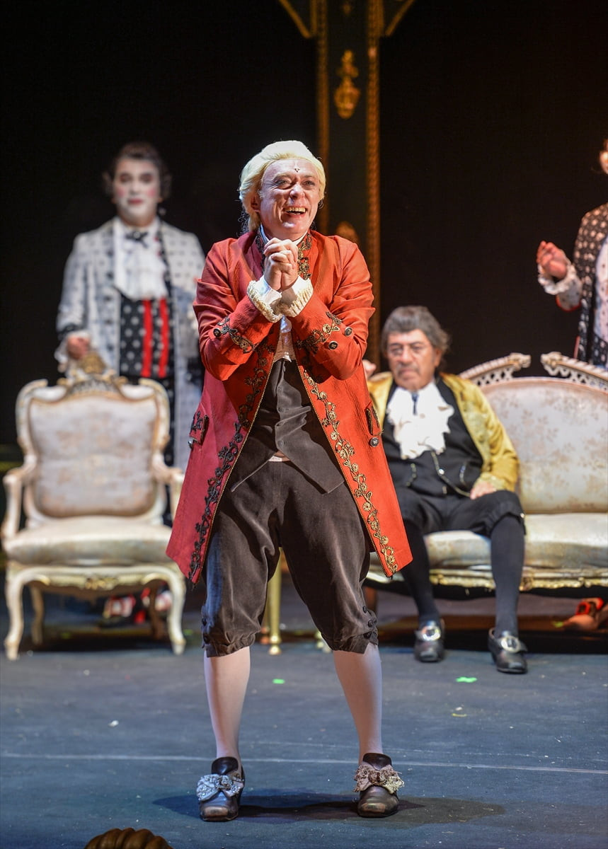 Yedi sezondur kapalı gişe sahnelenen ve yaklaşık 500 bin seyirciye ulaşan "Amadeus" oyunu, sahne...