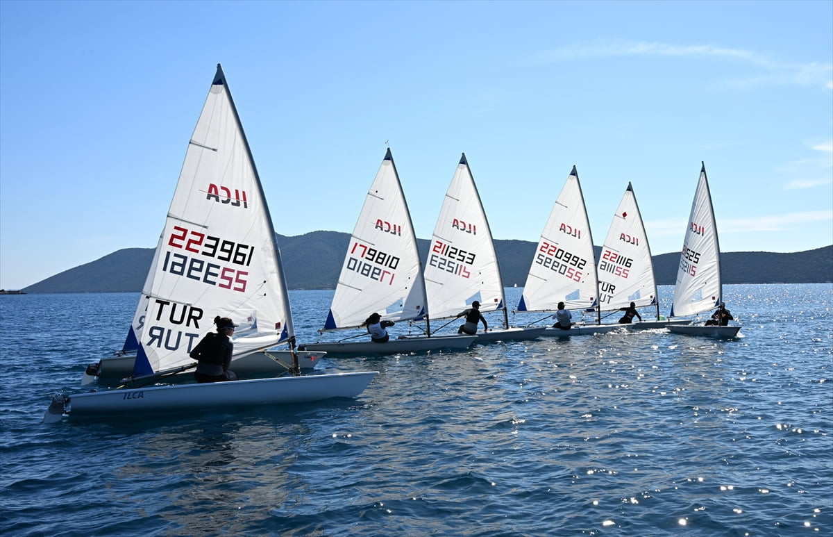 Yelkende ILCA 6 Genç Milli Takımı'nın sporcuları, Muğla'nın Bodrum ilçesindeki kampta yelken açtı....