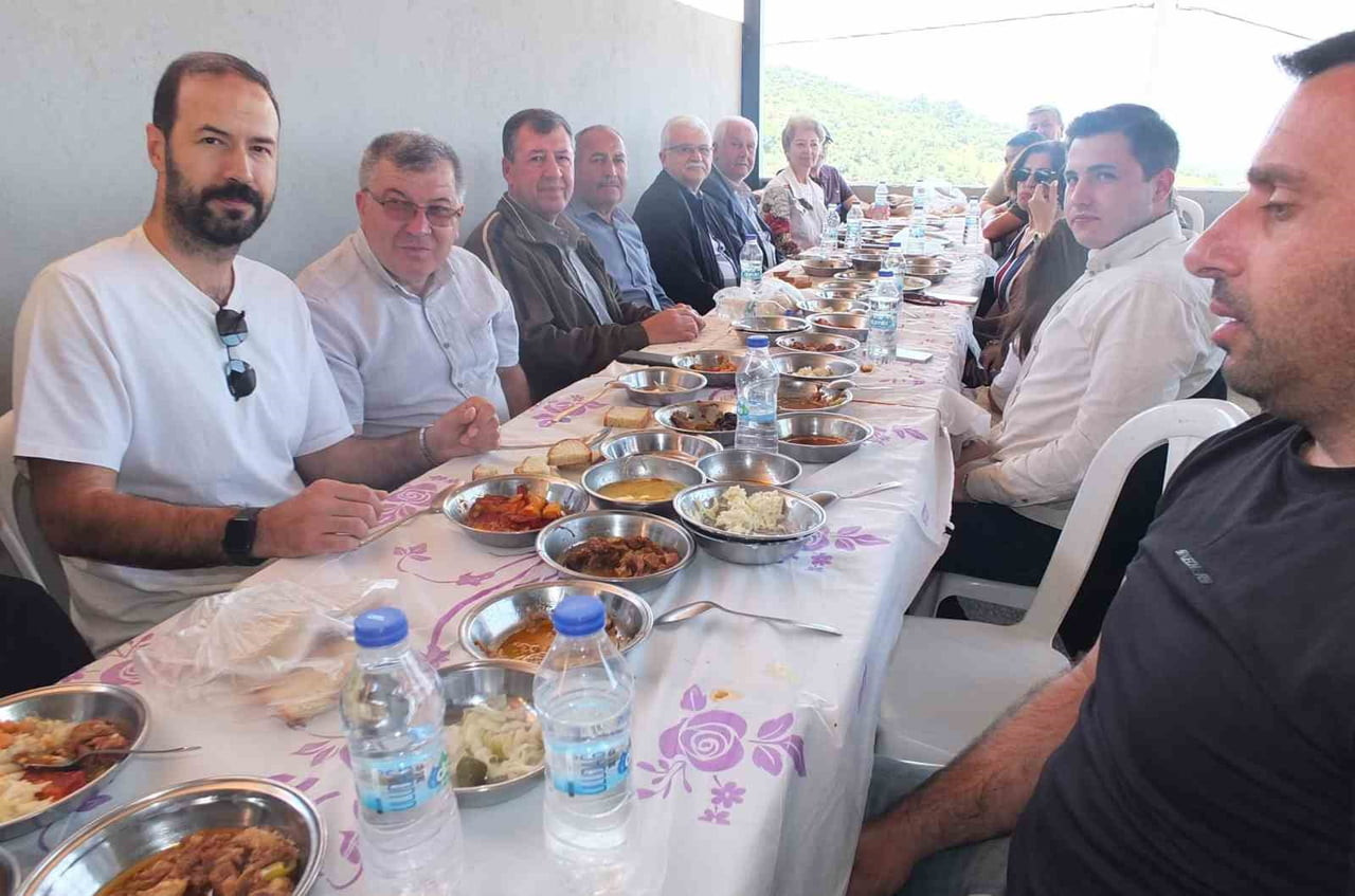 YEMEK YİYENLER