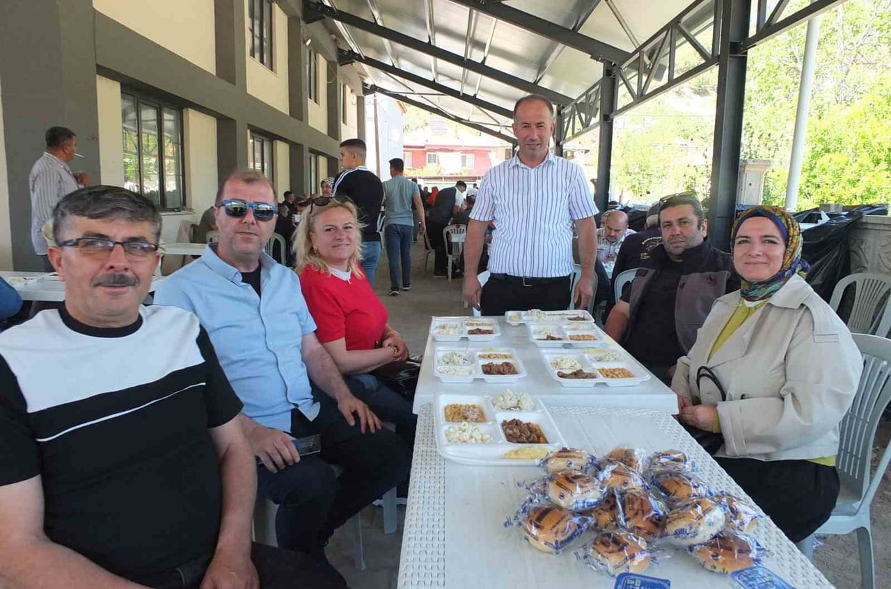 YEMEK YİYENLER