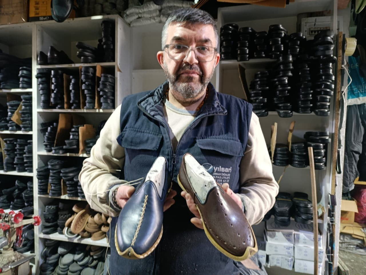 YEMENİCİ USTALARINDAN OSMAN KALAYCI, 44 YILDIR AYNI DÜKKANDA YEMENİ İMAL ETTİĞİNİ BELİRTEREK, BU...