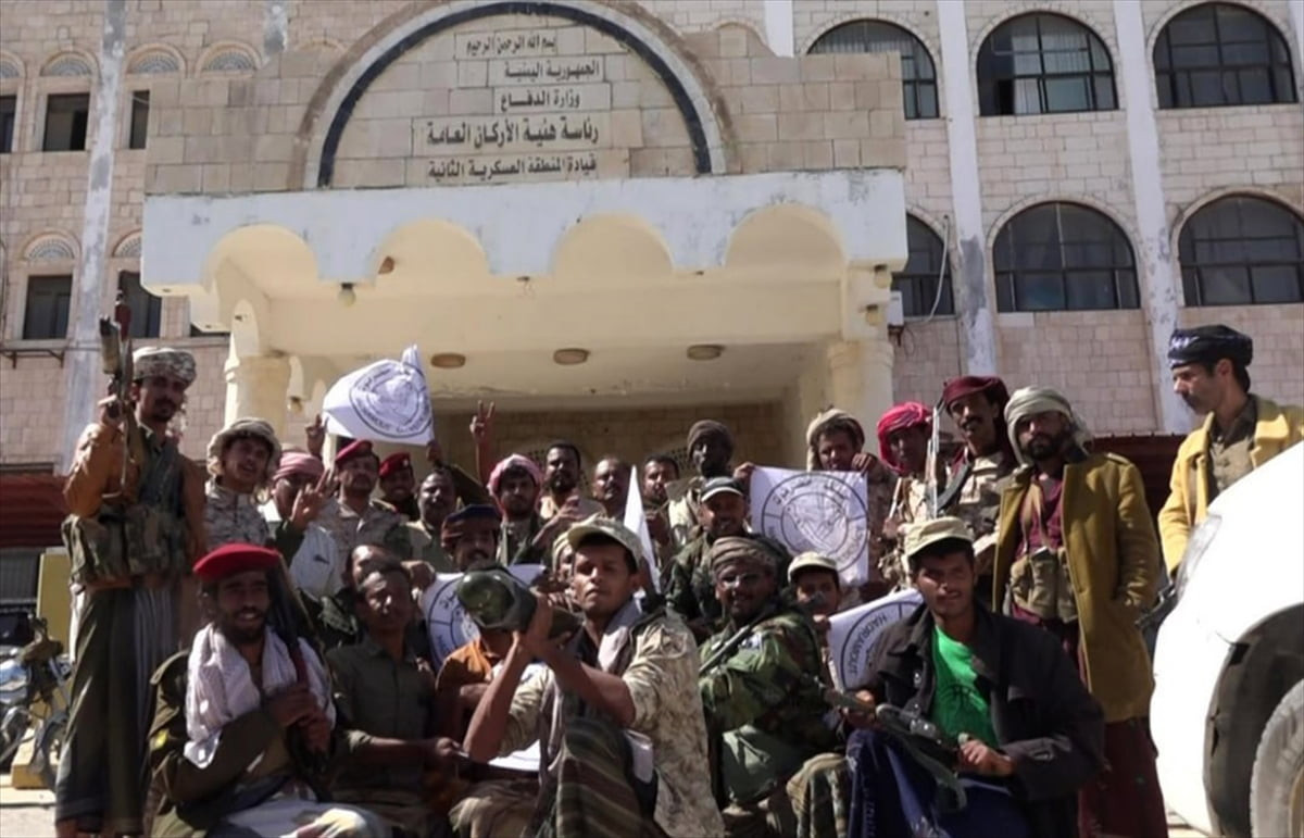 Yemen’in doğusundaki Hadramevt vilayetinde hükümete bağlı kabile güçleri, Hadramevt ilindeki...