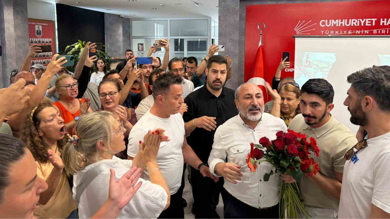 YENİ ATANAN UTKU GÜMRÜKÇÜ'YE YAKIN PARTİLİLERİN İL BİNASINA GETİRDİĞİ KARANFİLLER, MEVCUT BAŞKAN...