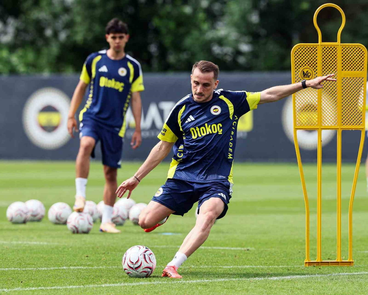 YENİ SEZON HAZIRLIKLARI KAPSAMINDA AVUSTURYA'DA KAMP YAPAN FENERBAHÇE, GÜNÜN İLK ÇALIŞMASINI...