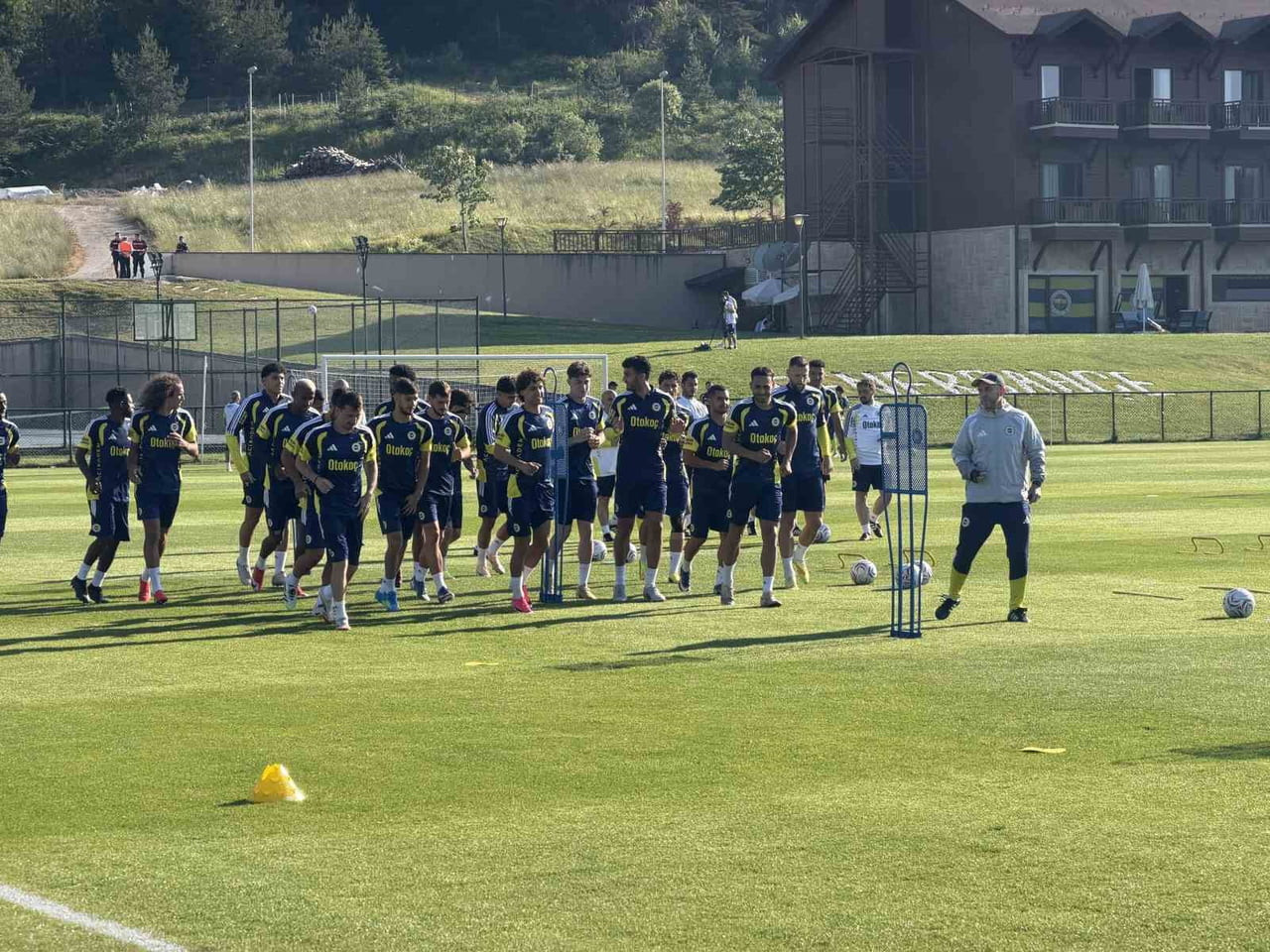 YENİ SEZON HAZIRLIKLARI KAPSAMINDA DÜZCE’DE KAMP YAPAN FENERBAHÇE, GÜNÜN İKİNCİ ANTRENMANINI TOPUK...