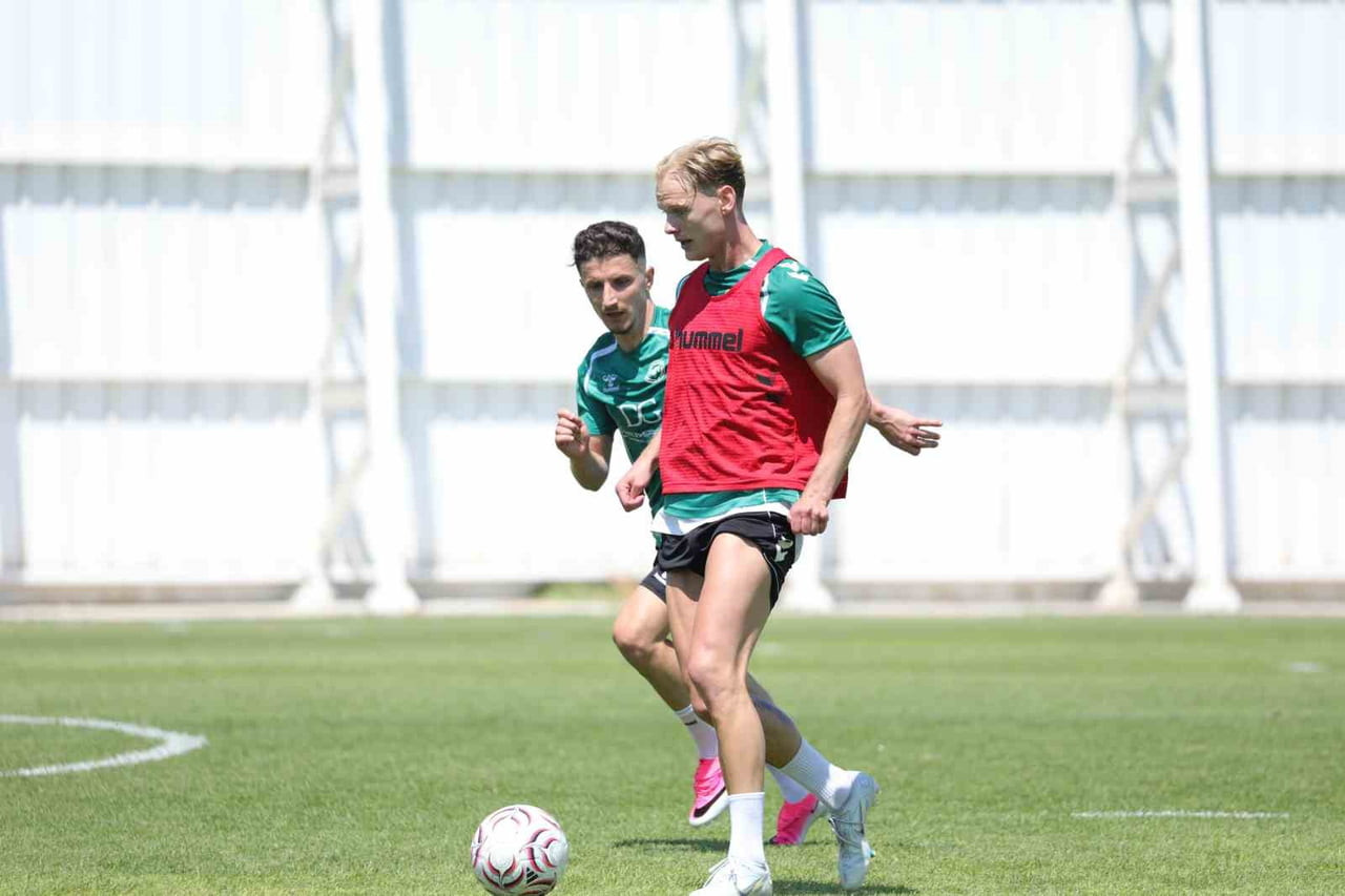 YENİ SEZON HAZIRLILARINI SÜRDÜREN KONYASPOR, GÜNÜN İLK ANTRENMANINI SABAH SAATLERİNDE YAPTI.