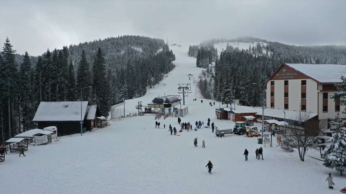 Yeni yıla dolu girecek olan Ilgaz Dağı'ndaki kayak merkezleri, her seviyeye uygun pistleri ve...