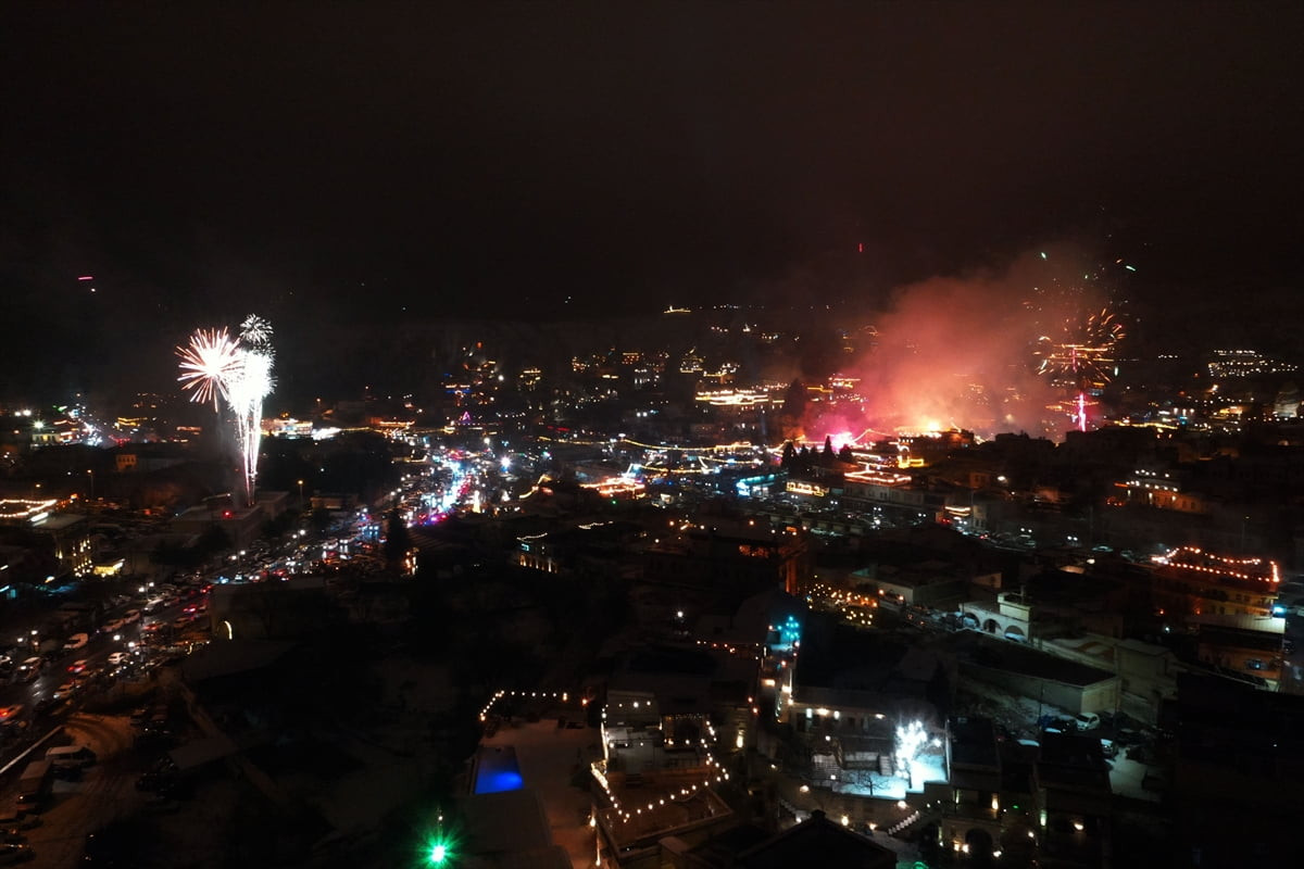 Yeni yıla girmek için Kapadokya'yı tercih eden yerli ve yabancı turistler, 2026 yılını kayadan...
