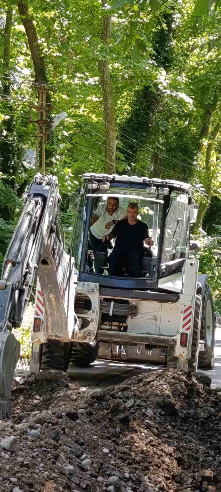 YENİCE İLÇESİNDE BELEDİYE BAŞKANI SERTAŞ KARAKAŞ, DEVAM EDEN ALTYAPI ÇALIŞMALARINI YERİNDE...