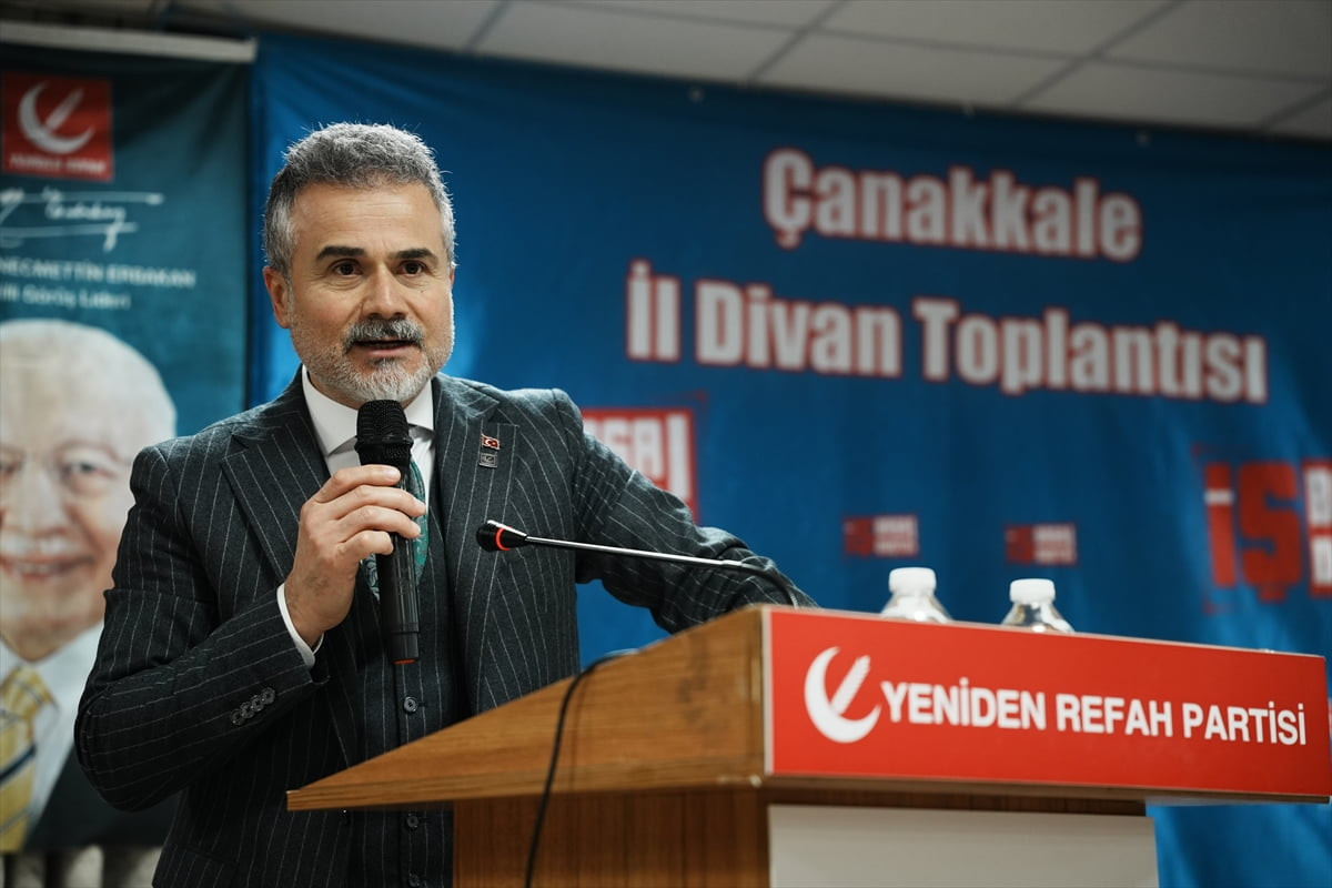 Yeniden Refah Partisi Genel Başkan Yardımcısı Suat Kılıç, Çanakkale'de partisinin il divan...