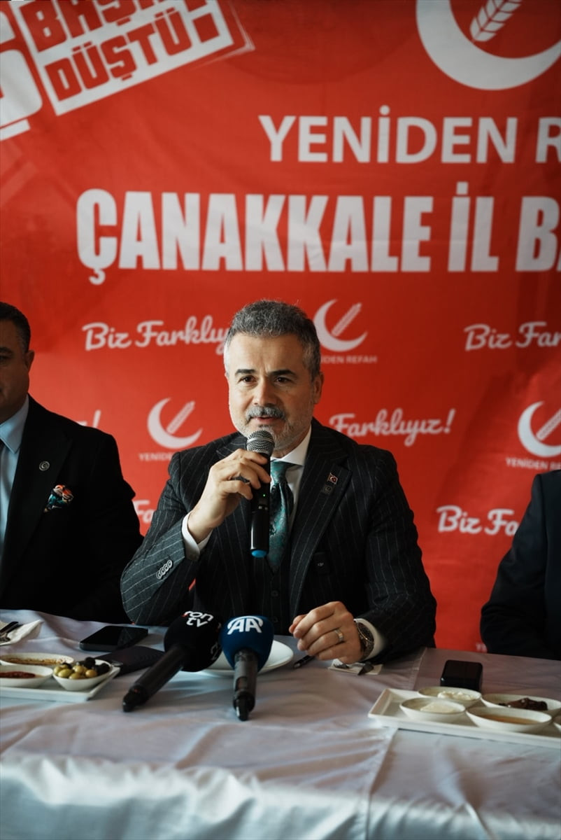 Yeniden Refah Partisi Genel Başkan Yardımcısı Suat Kılıç, Çanakkale'deki bir restoranda basın...