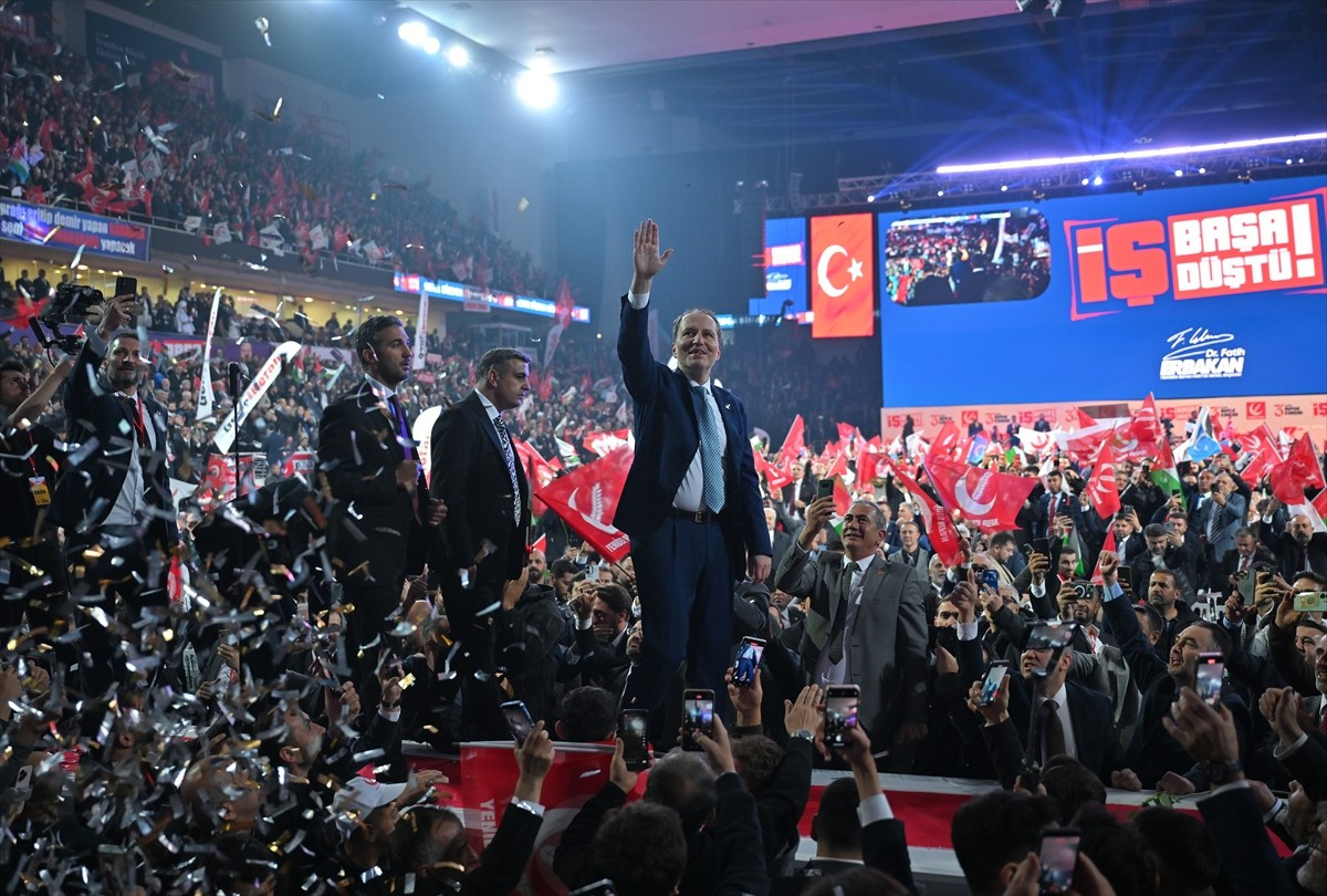 Yeniden Refah Partisi Genel Başkanı Fatih Erbakan, Ankara Arena Spor Salonu'nda "Hilalin emrinde...