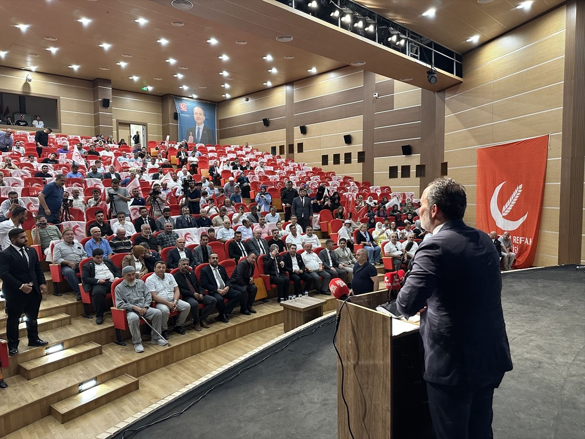 Yeniden Refah Partisi Genel Başkanı Fatih Erbakan, Burdur Kültür Merkezi'nde düzenlenen partisinin...