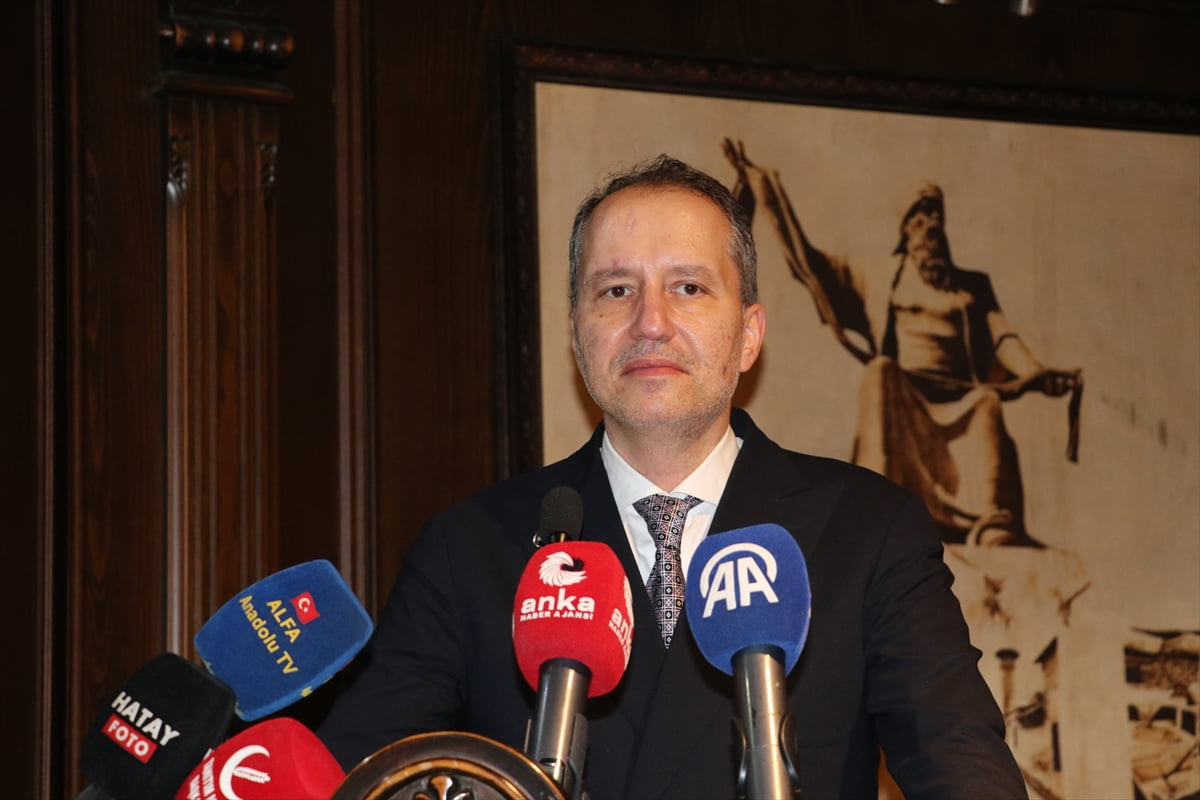 Yeniden Refah Partisi Genel Başkanı Fatih Erbakan, Hatay'da Antakya Küçük Sanayi Sitesi'ndeki...