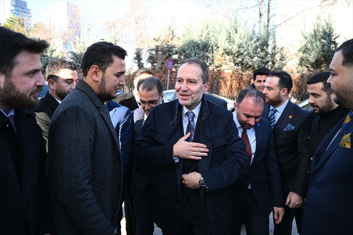 Yeniden Refah Partisi Genel Başkanı Fatih Erbakan, Milli Gençlik Derneği'nde düzenlenen İl...