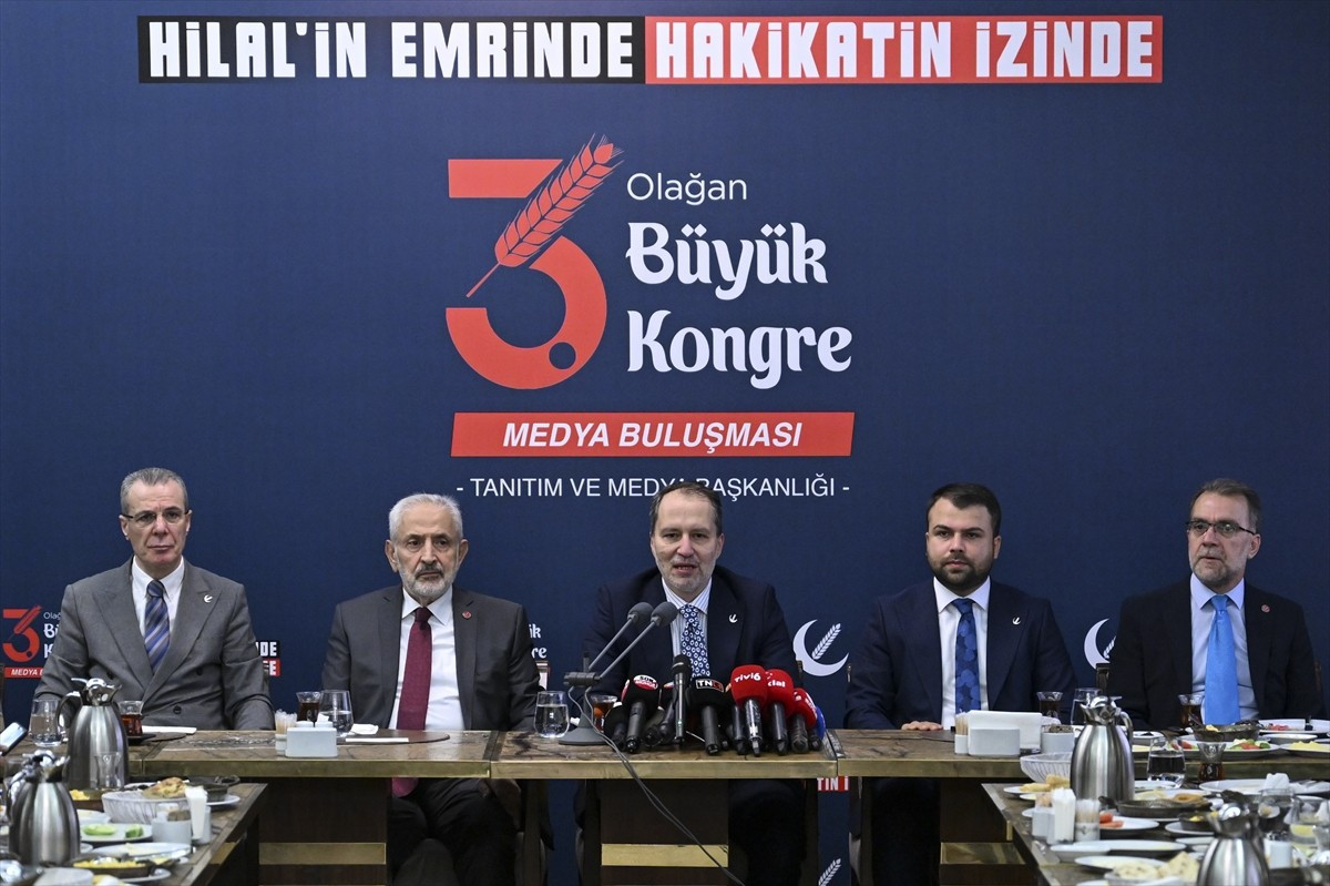 Yeniden Refah Partisi Genel Başkanı Fatih Erbakan (ortada), Atatürk Orman Çiftliği'ndeki (AOÇ)...