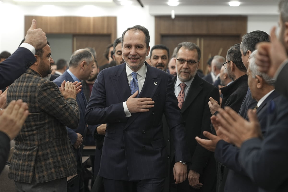 Yeniden Refah Partisi Genel Başkanı Fatih Erbakan (ortada), partisinin Milli Gençlik Derneğinde...