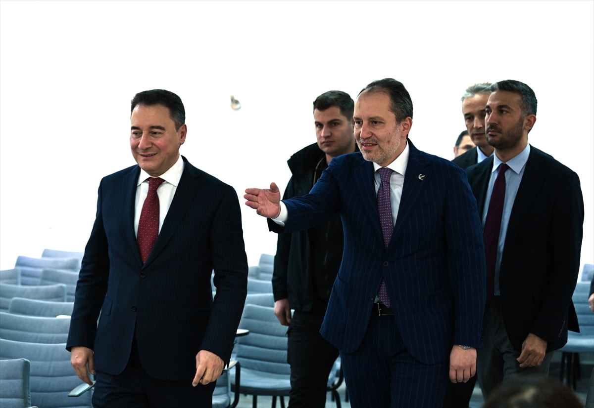 Yeniden Refah Partisi Genel Başkanı Fatih Erbakan (sağda), partisinin genel merkezinde DEVA...