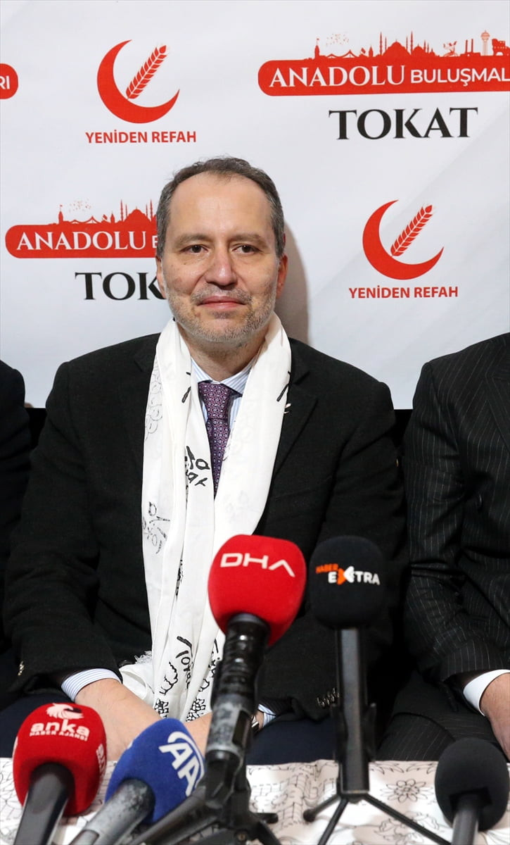 Yeniden Refah Partisi Genel Başkanı Fatih Erbakan, Tokat'ta bir kafede basın toplantısı düzenledi....