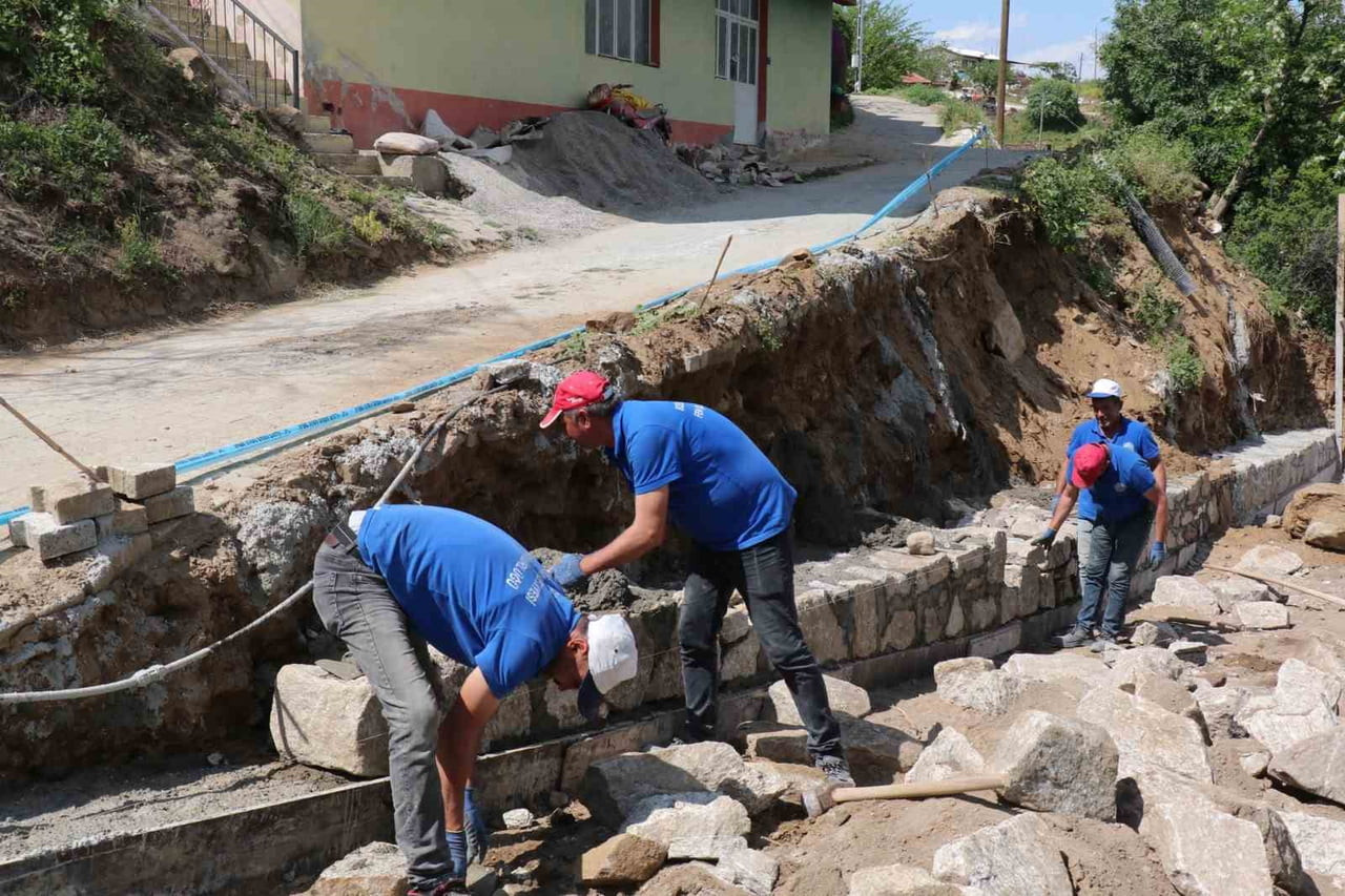 YENİKÖY MAHALLESİ’NDE YOL VE TAŞ DUVAR ÇALIŞMALARI DEVAM EDİYOR