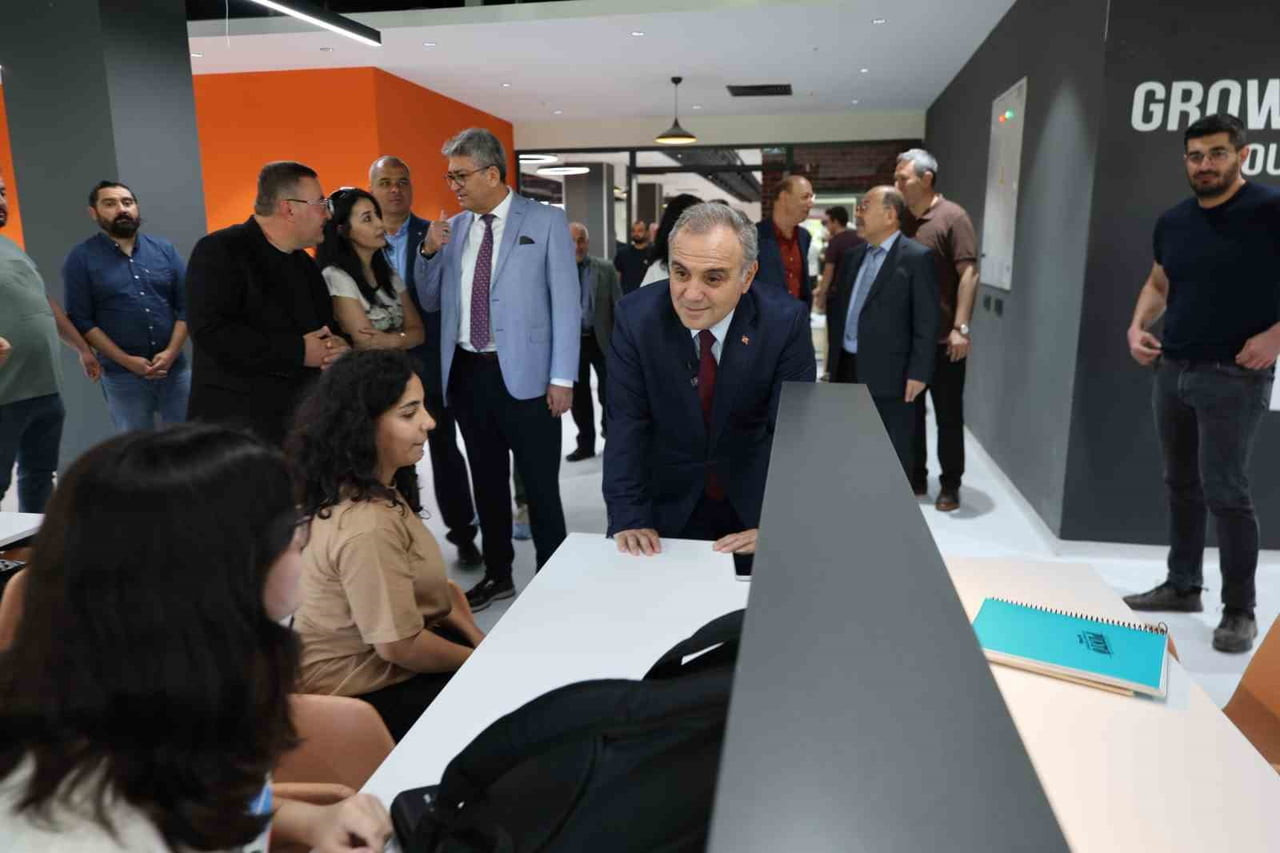 YENİLEME ÇALIŞMALARININ SONA ERDİĞİ ERCİYES ÜNİVERSİTESİ (ERÜ) KADİR HAS MERKEZ KÜTÜPHANESİ...