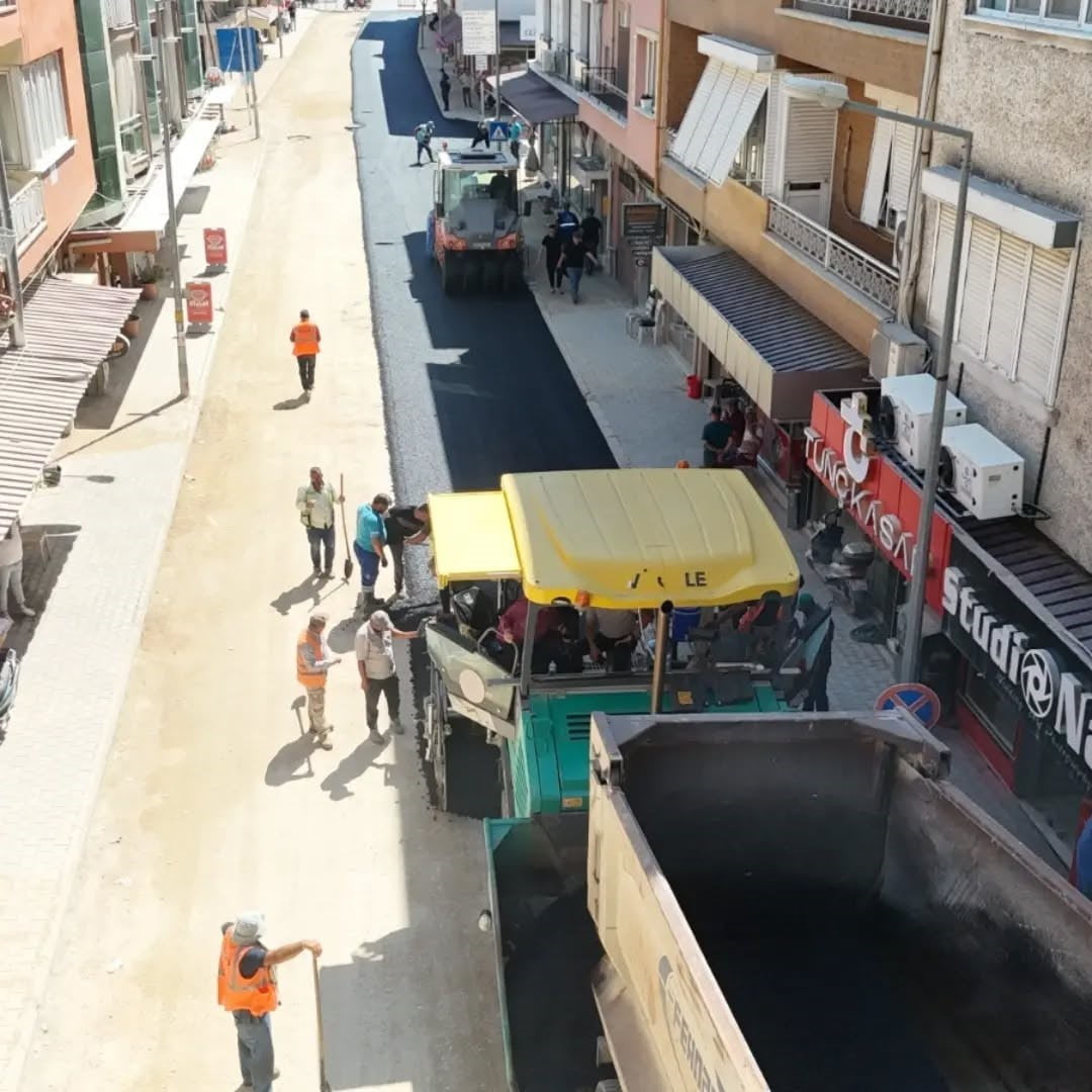 YENİPAZAR BELEDİYESİ TARAFINDAN İLÇENİN ANA GİRİŞ YOLLARINDA BAŞLATILAN SICAK ASFALT ÇALIŞMALARI...