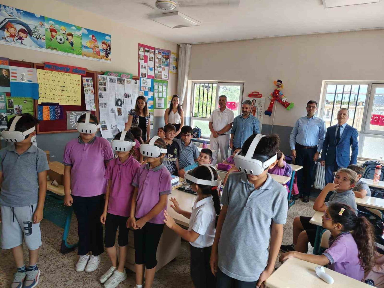 YENİPAZAR MERKEZ İLKOKULU’NDA GERÇEKLEŞTİRİLEN SANAL GERÇEKLİK UYGULAMASI, ÖĞRENCİLERİ GELECEĞİN...