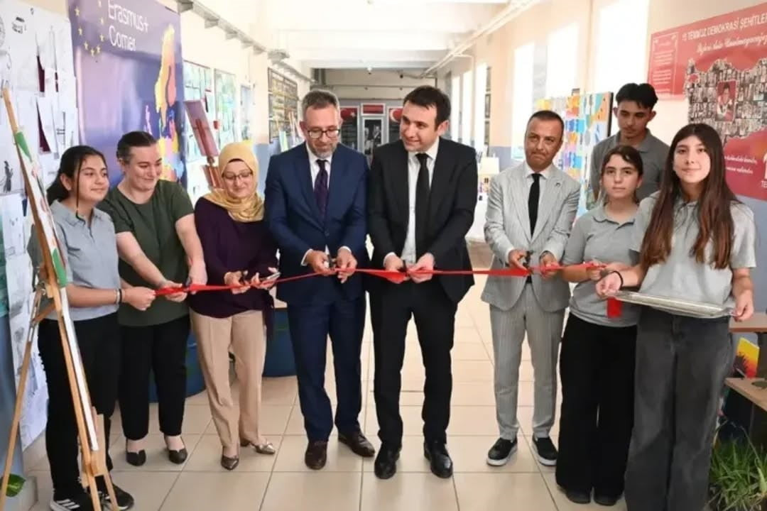 YENİPAZAR MERKEZ ORTAOKULU’NDA ÖĞRENCİLERİN YIL BOYUNCA HAZIRLADIĞI ÇALIŞMALARIN YER ALDIĞI YIL...