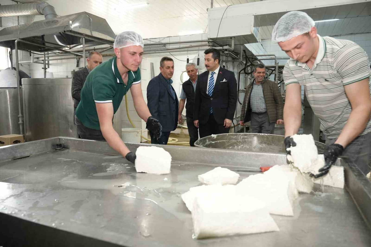 YENİŞEHİR BELEDİYE BAŞKANI ERCAN ÖZEL, İLÇENİN KÖKLÜ ÜRETİM DEĞERLERİNDEN ORHANİYE KOOPERATİFİ SÜT...