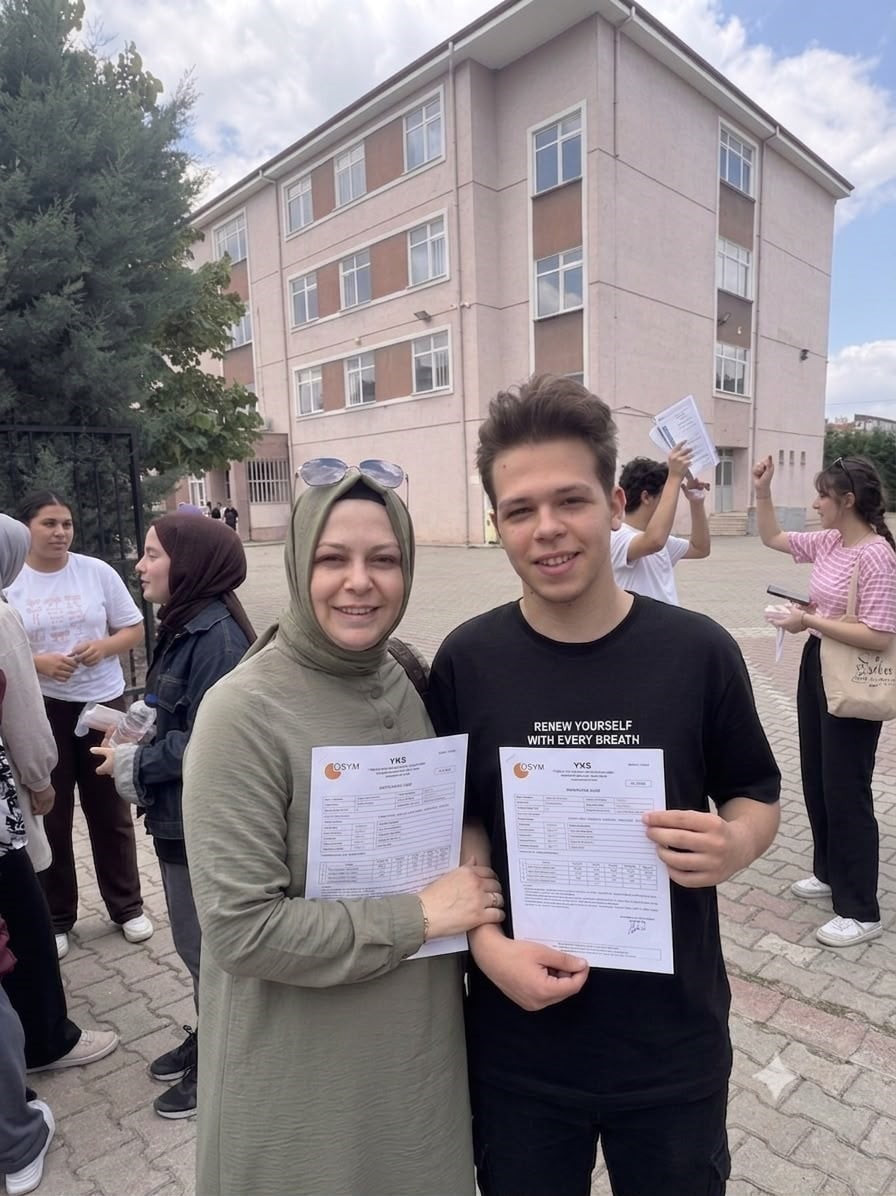 YENİŞEHİR’DE 40 YAŞINDAKİ SEDA ERSÖZ İLE OĞLU EMİR BATIN YKS SINAVINA AYNI OKULDA...