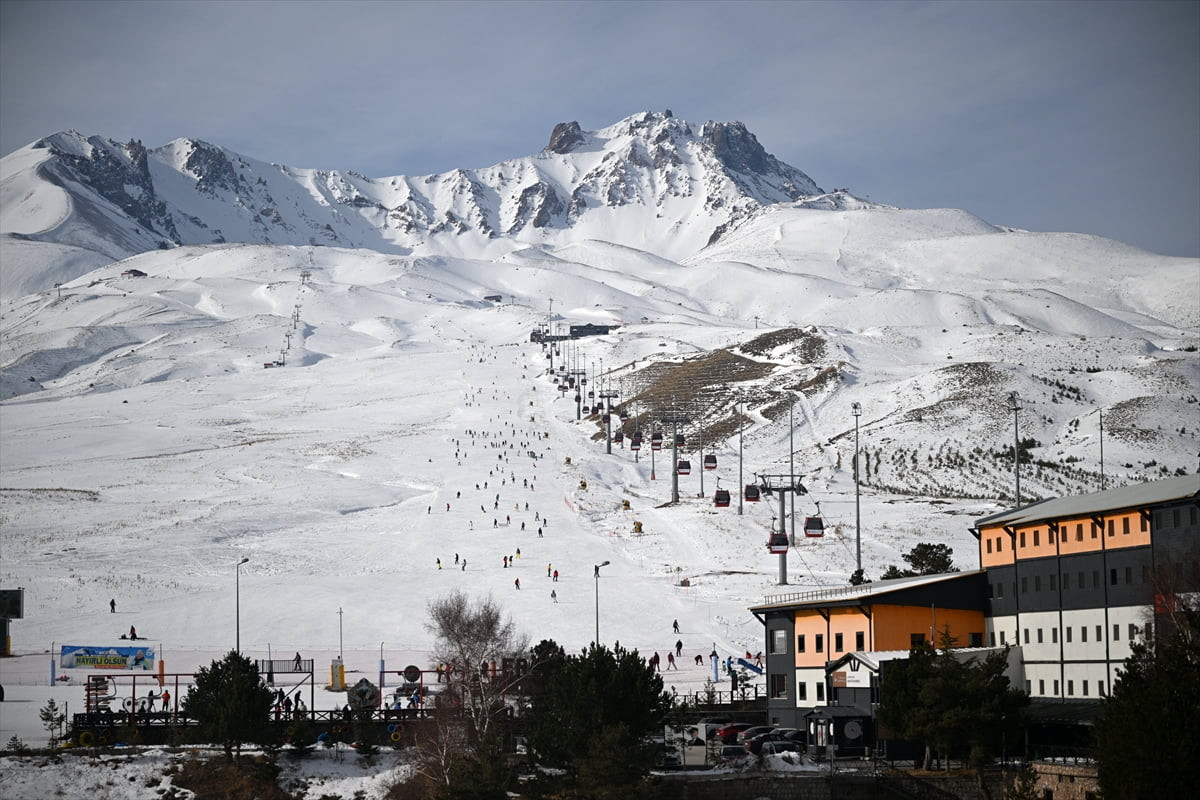 Yerli ve yabancı turistlerin yılbaşını karşılamak için tercih ettiği Erciyes Kayak Merkezi'ndeki...