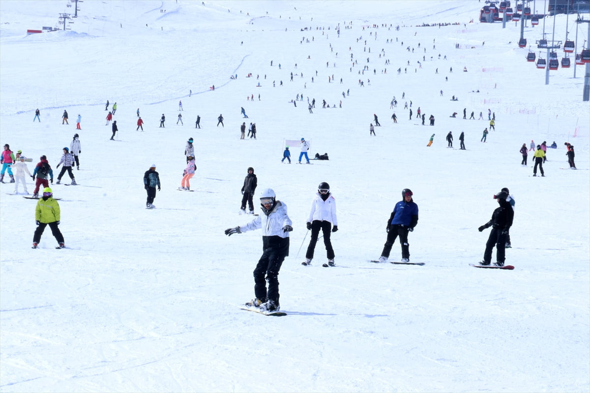 Yerli ve yabancı ziyaretçiler, Erciyes Kayak Merkezi'nde güneşli havada kayak keyfi yaşadı.