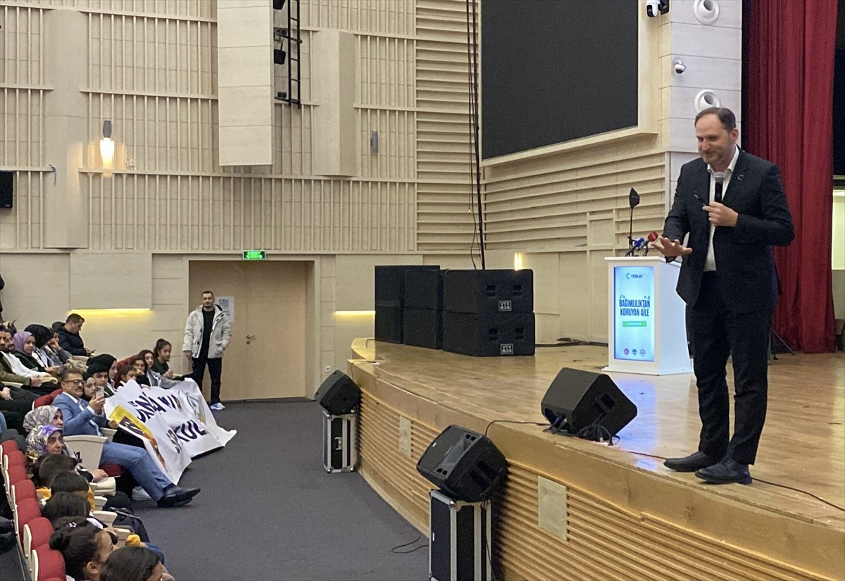 Yeşilay Başkanı Mehmet Dinç, Erciyes Kültür Merkezi'ndeki "Bağımlılıktan koruyan aile" konulu...