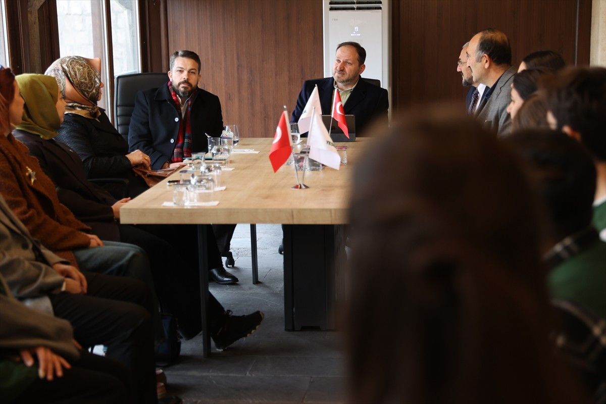 Yeşilay Genel Başkanı Mehmet Dinç, Nevşehir'de üniversite öğrencileriyle bir araya geldi. Dinç...