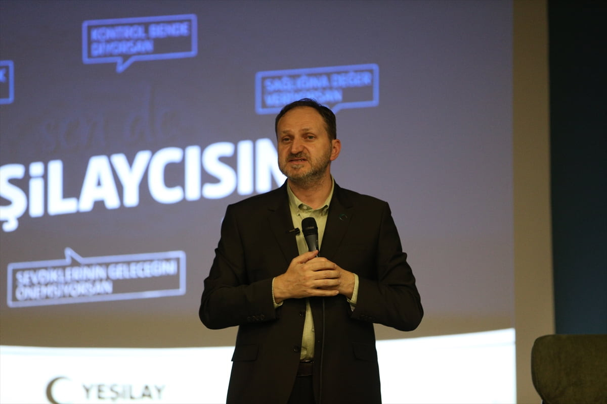 Yeşilay Genel Başkanı Mehmet Dinç, Niğde Ömer Halisdemir Üniversitesi Kampüs Genç Ofisi'nde...