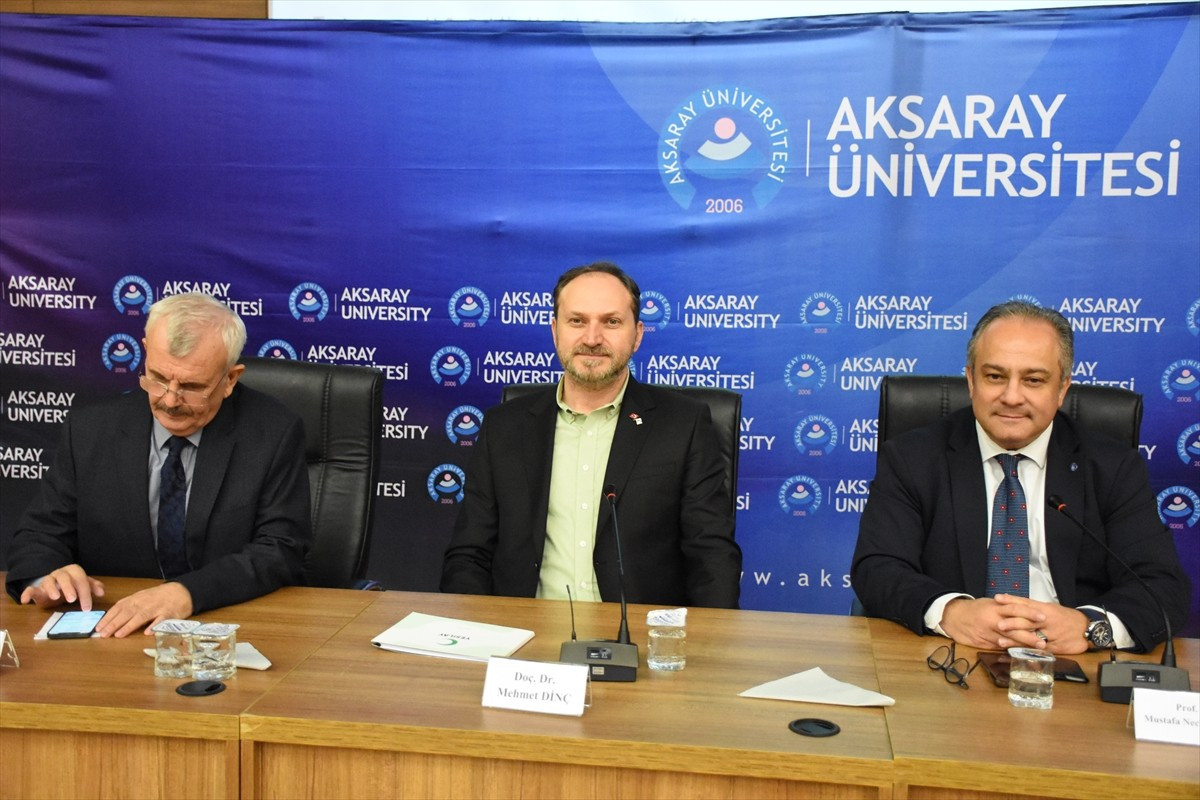 Yeşilay Genel Başkanı Mehmet Dinç (ortada), Aksaray Üniversitesi Konferans Salonu'nda düzenlenen...
