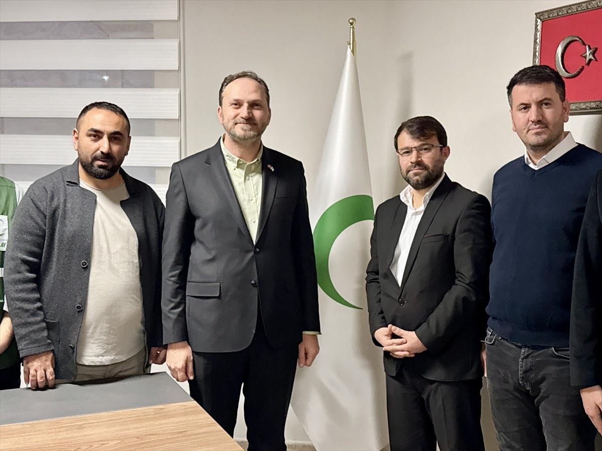 Yeşilay Genel Başkanı Mehmet Dinç (sol 2), Kırşehir Şubesi'nde gençler ve gönüllülerle bir araya...