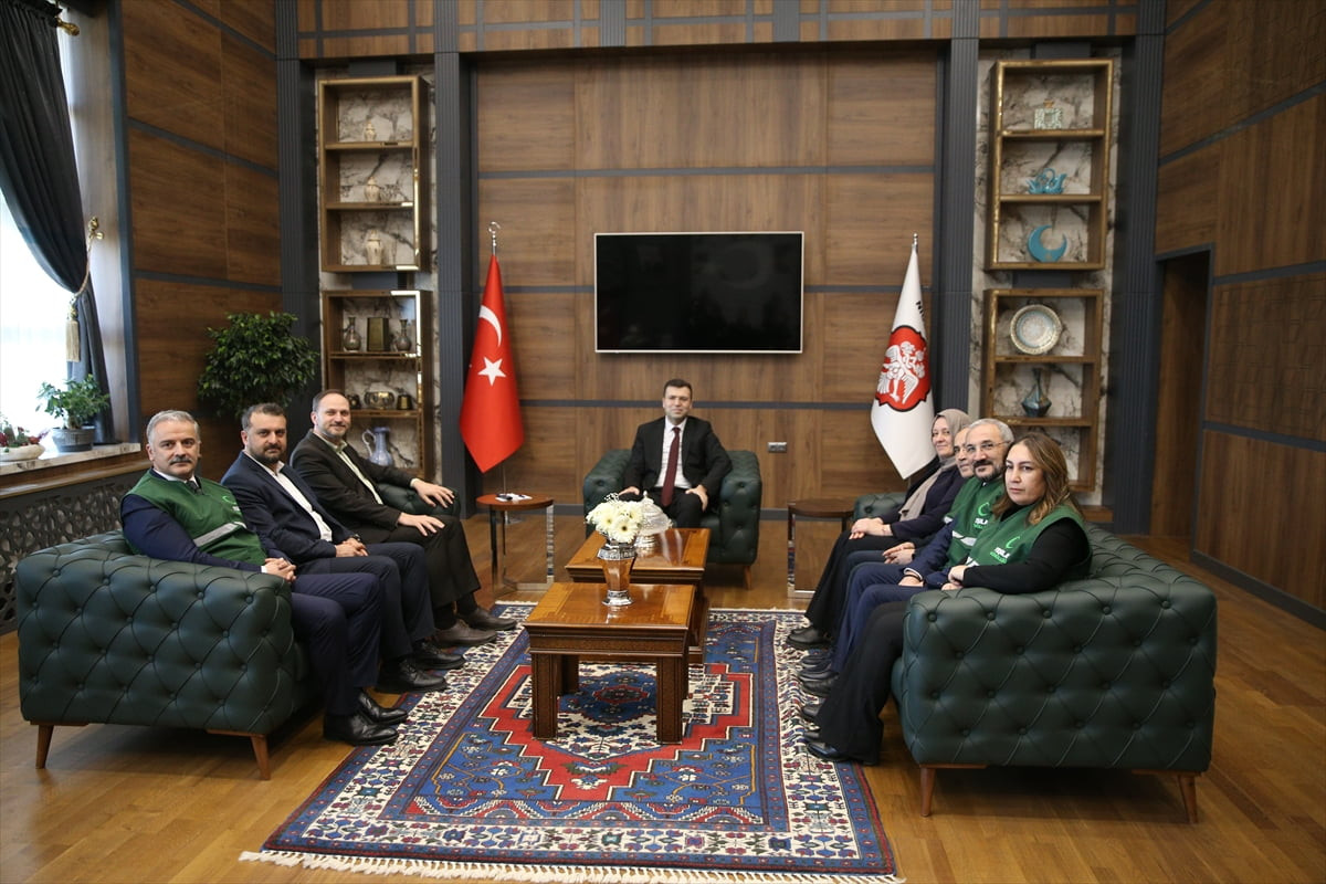 Yeşilay Genel Başkanı Mehmet Dinç (sol 3), Niğde'deki programları kapsamında Vali Nedim Akmeşe'yi...