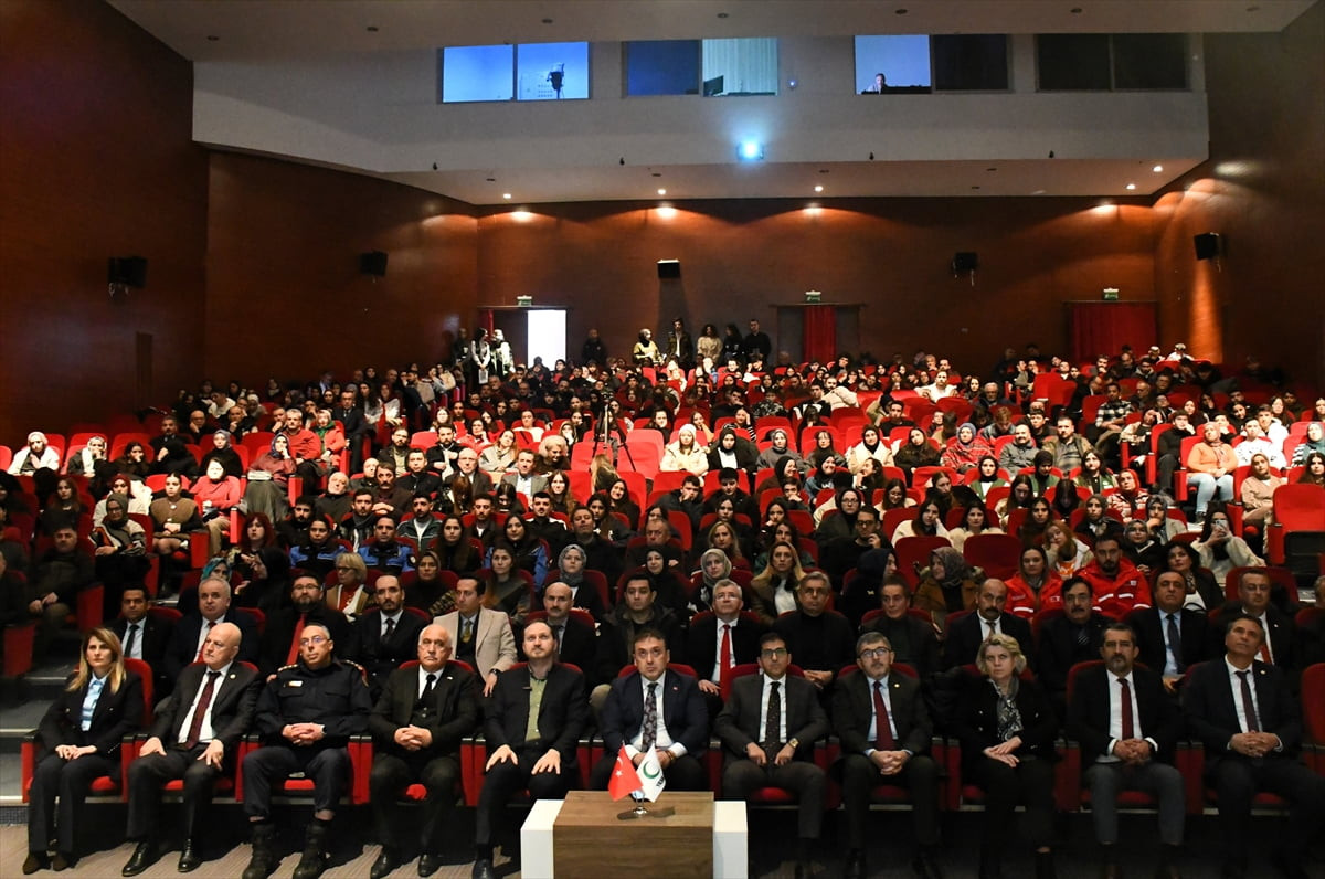 Yeşilay Genel Başkanı Mehmet Dinç (solda 5), Bilecik'teki Şeyh Edebali Kültür ve Kongre...