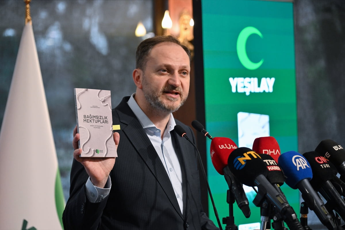 Yeşilay Genel Başkanı Mehmet Dinç, Yeşilayın Sepetçiler Kasrı'ndaki genel merkezinde düzenlenen...